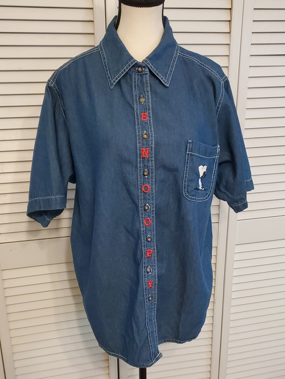 Peanuts Woman Vintage Snoopy Denim Button-up Shirt Top, 14W/16W